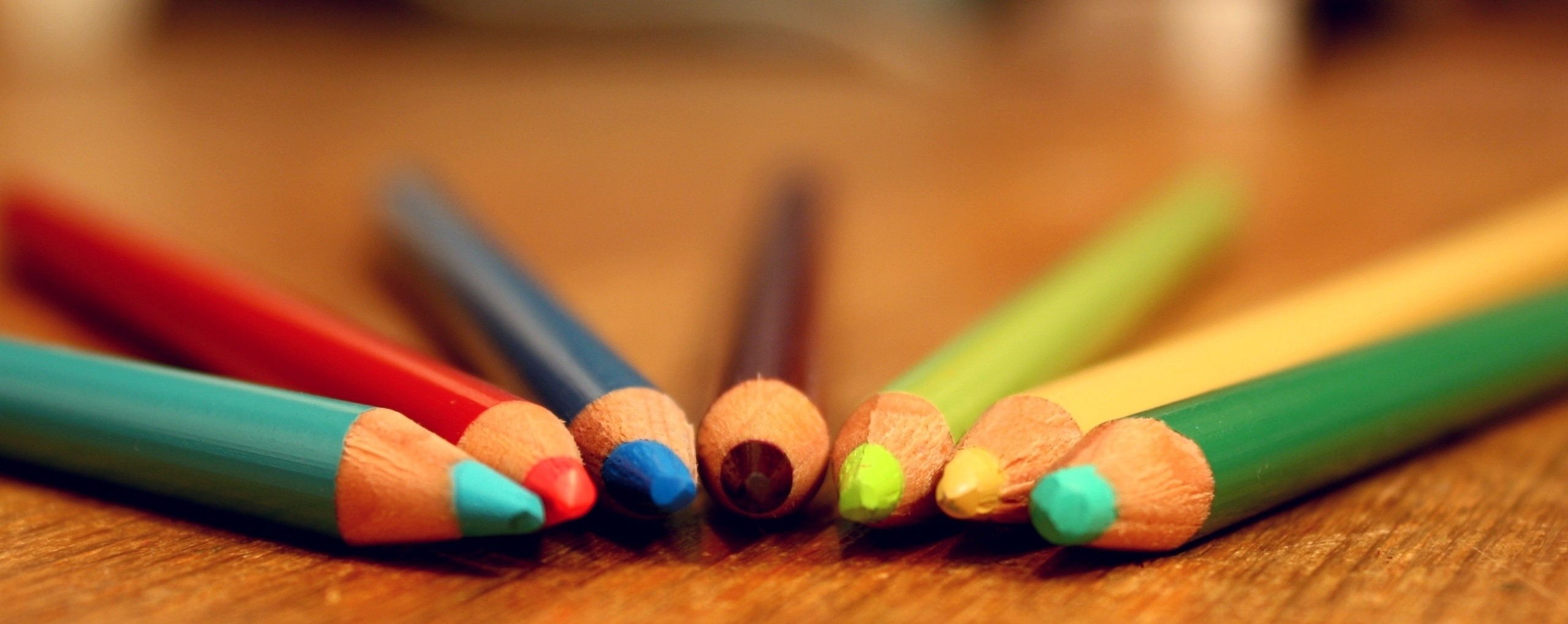 colorful-crayons-pencils-table-hazy_2560x1600(2)